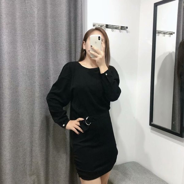 Къса ежедневна рокля с овално деколте и колан