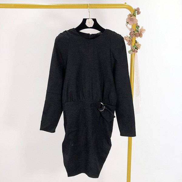 Къса ежедневна рокля с овално деколте и колан