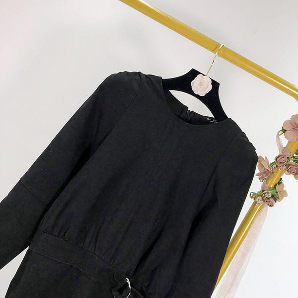 Къса ежедневна рокля с овално деколте и колан