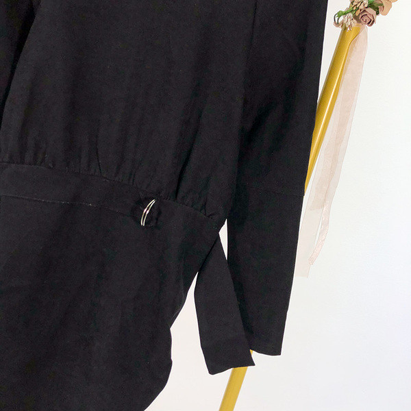 Къса ежедневна рокля с овално деколте и колан