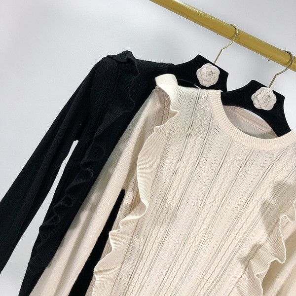 Дълъг втален пуловер от тънко плетиво с къдри