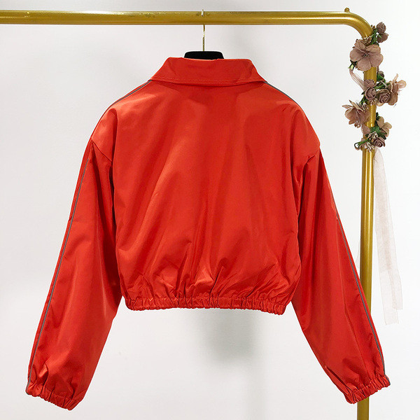 Късо спортно-ежедневно яке в червен и черен цвят