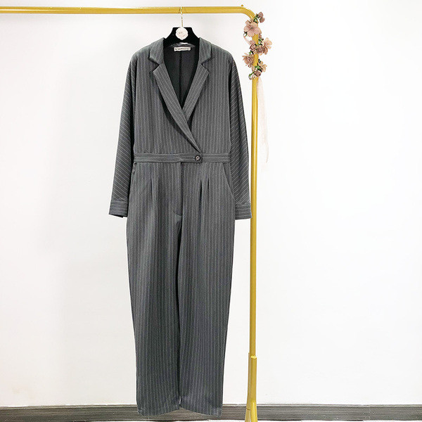 Дълъг елегантен гащеризон с дълбоко деколте в тъмен цвят