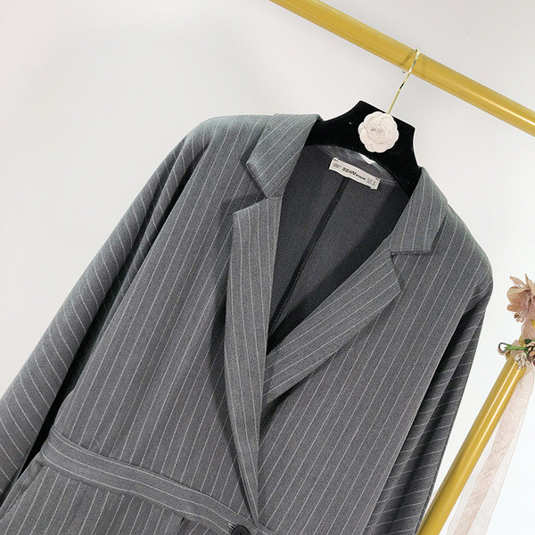 Дълъг елегантен гащеризон с дълбоко деколте в тъмен цвят