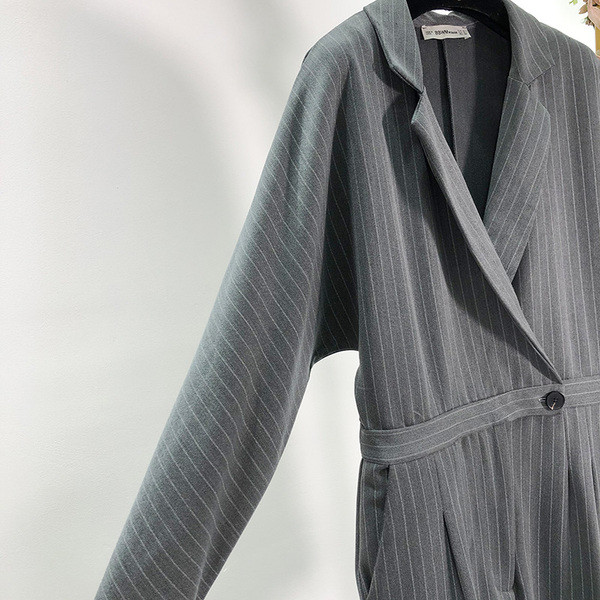 Дълъг елегантен гащеризон с дълбоко деколте в тъмен цвят