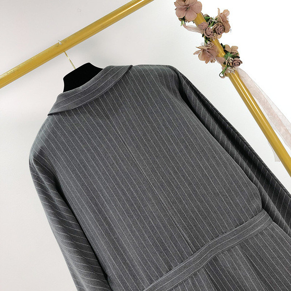 Дълъг елегантен гащеризон с дълбоко деколте в тъмен цвят