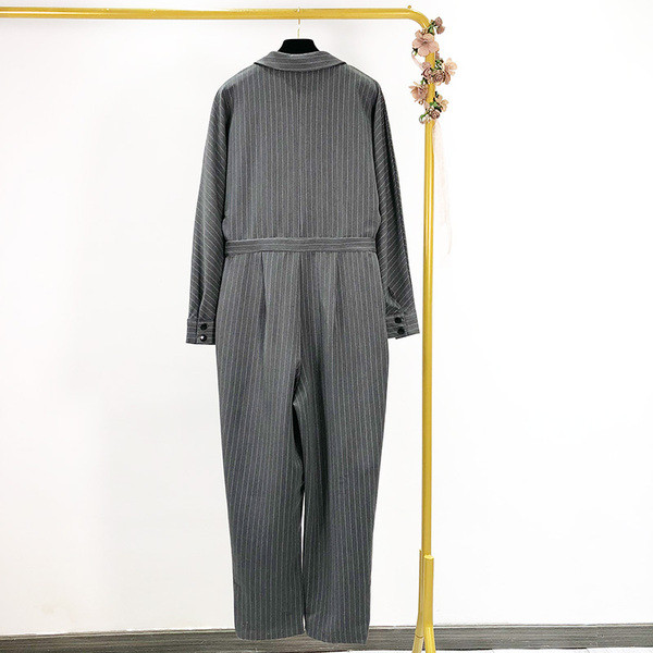 Дълъг елегантен гащеризон с дълбоко деколте в тъмен цвят