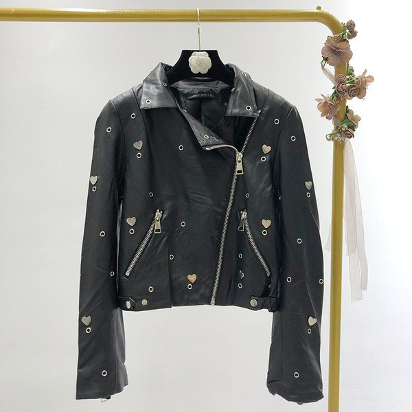 ХИТ Нов модел късо яке от еко кожа в черен цвят с метални елементи и бродерия