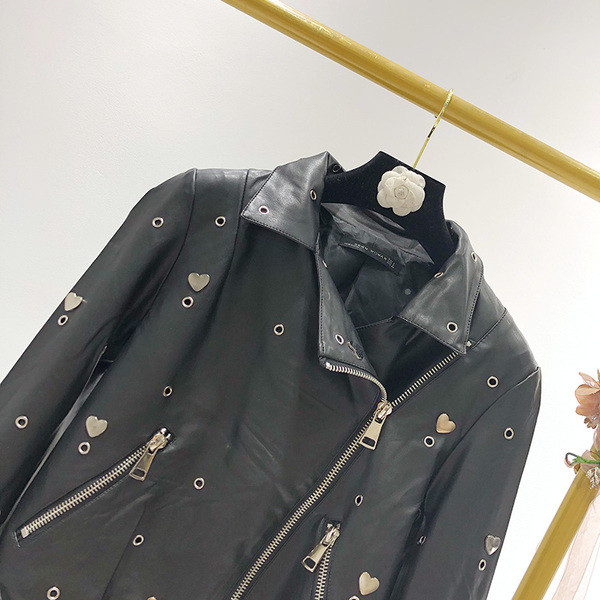 ХИТ Нов модел късо яке от еко кожа в черен цвят с метални елементи и бродерия