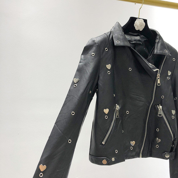 ХИТ Нов модел късо яке от еко кожа в черен цвят с метални елементи и бродерия