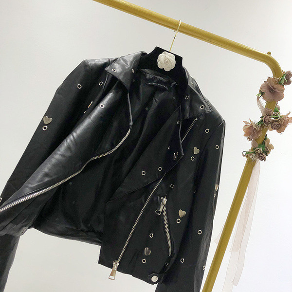 ХИТ Нов модел късо яке от еко кожа в черен цвят с метални елементи и бродерия