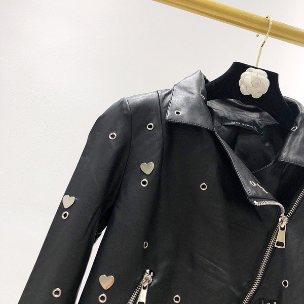 ХИТ Нов модел късо яке от еко кожа в черен цвят с метални елементи и бродерия