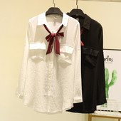 Модерна дамска риза с класическа яка и джобове в бял и черен цвят