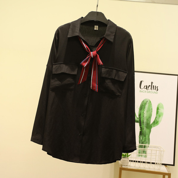 Модерна дамска риза с класическа яка и джобове в бял и черен цвят 