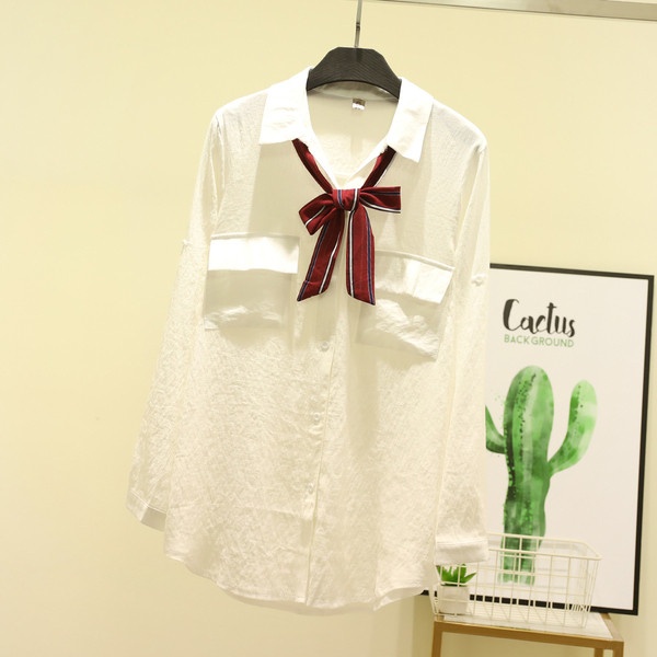 Модерна дамска риза с класическа яка и джобове в бял и черен цвят 