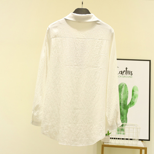 Модерна дамска риза с класическа яка и джобове в бял и черен цвят 