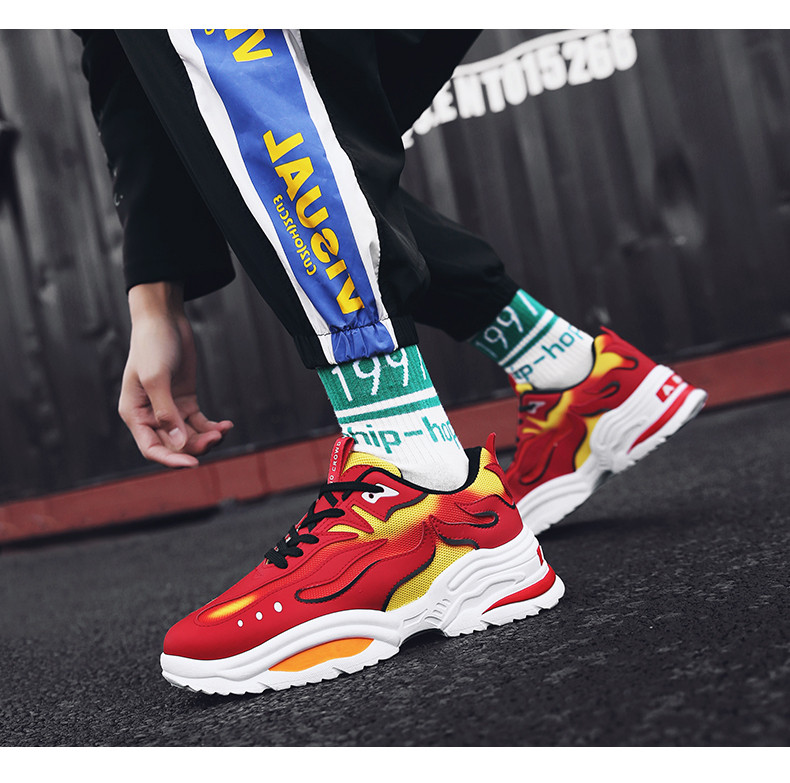 НОВ модел мъжки маратонки в бял,черен и червен цвят