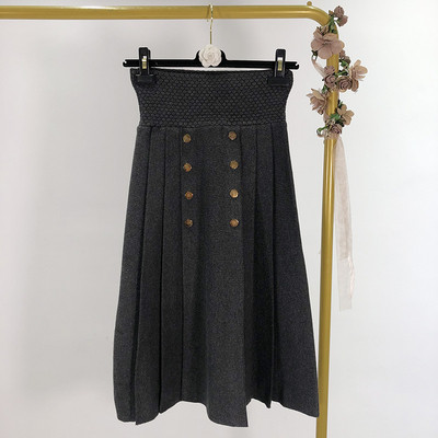 Дълга плисирана пола с копчета в сив и черен цвят