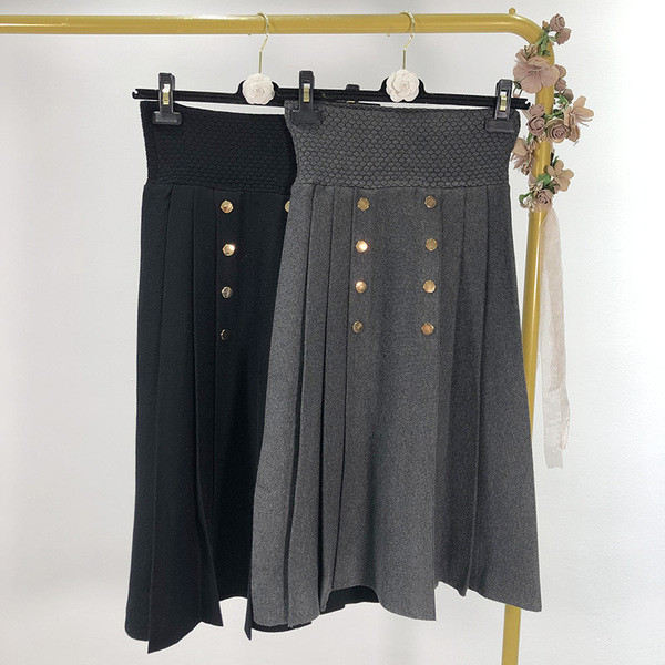 Дълга плисирана пола с копчета в сив и черен цвят