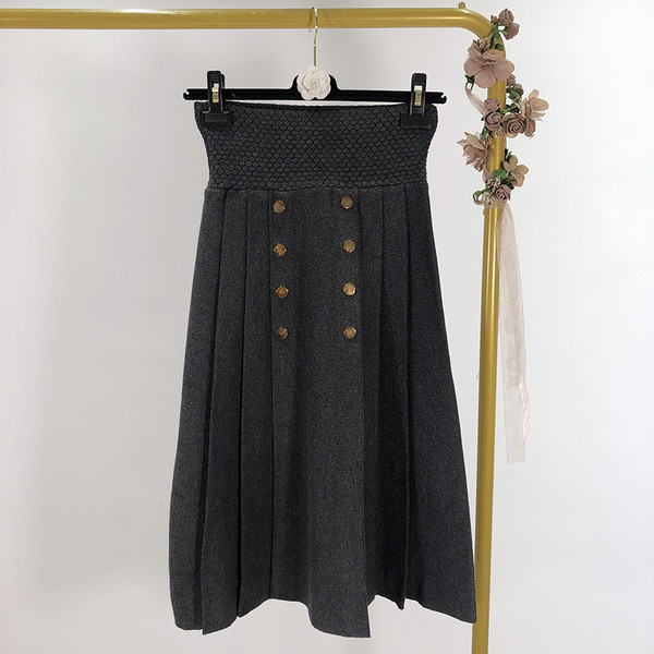 Дълга плисирана пола с копчета в сив и черен цвят