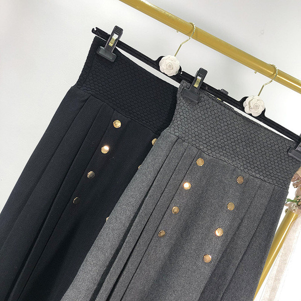 Дълга плисирана пола с копчета в сив и черен цвят