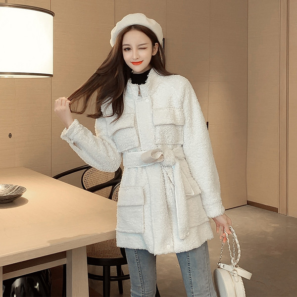 Нов модел дамско палто с джобове и колан в бял и кафяв цвят