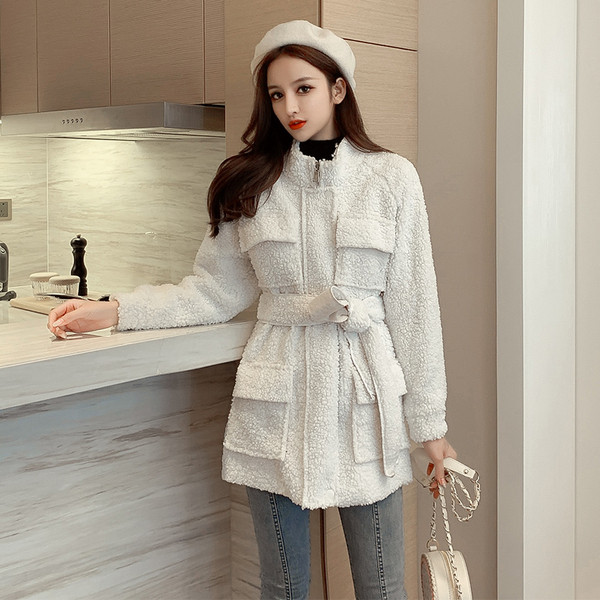 Нов модел дамско палто с джобове и колан в бял и кафяв цвят