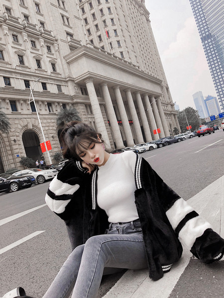 Пухено спортно-ежедневно яке с цип в бял,червен и черен цвят