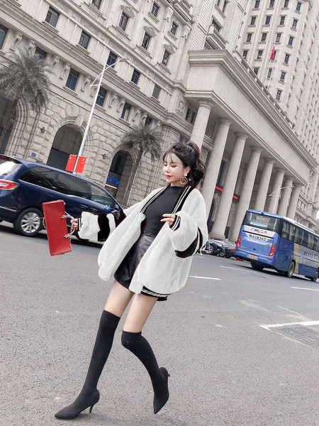 Пухено спортно-ежедневно яке с цип в бял,червен и черен цвят