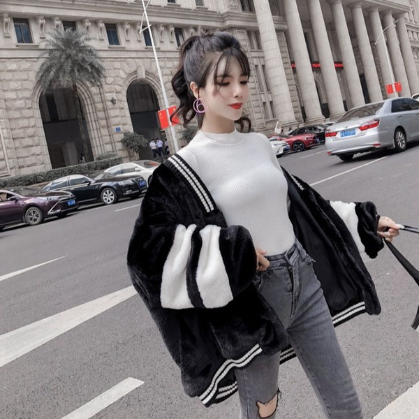 Пухено спортно-ежедневно яке с цип в бял,червен и черен цвят