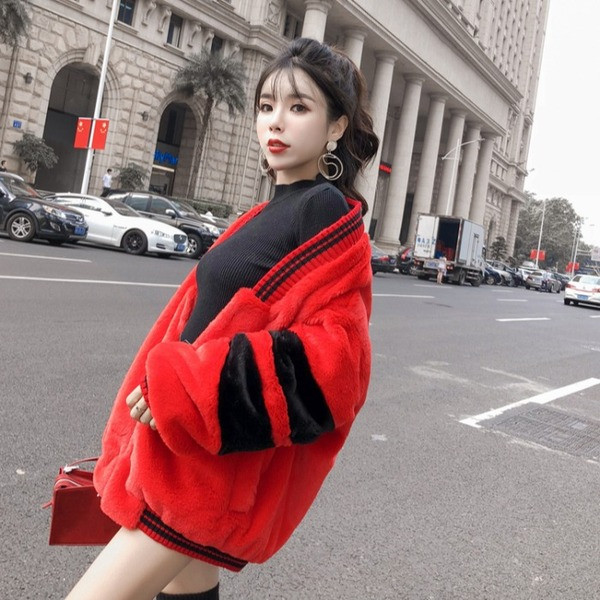 Пухено спортно-ежедневно яке с цип в бял,червен и черен цвят