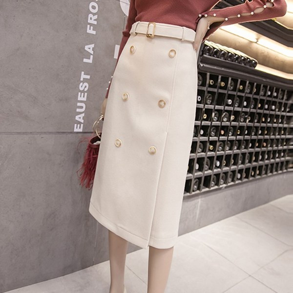 Вталена дълга пола с колан и копчета в бял и черен цвят