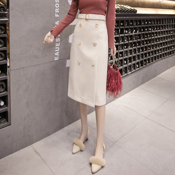 Вталена дълга пола с колан и копчета в бял и черен цвят