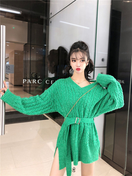 Дълъг и широк пуловер с шпиц деколте и колан в розов и зелен цвят