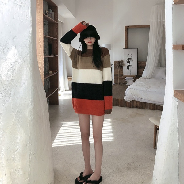 Дълъг ежедневен раиран пуловер с овално деколте