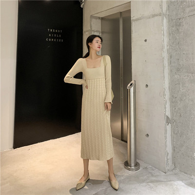 Дълга плетена рокля в бежов цвят с квадратно деколте