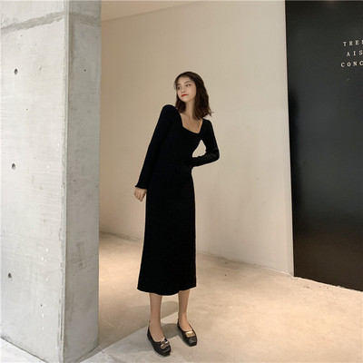 Дълга плетена рокля в бежов цвят с квадратно деколте