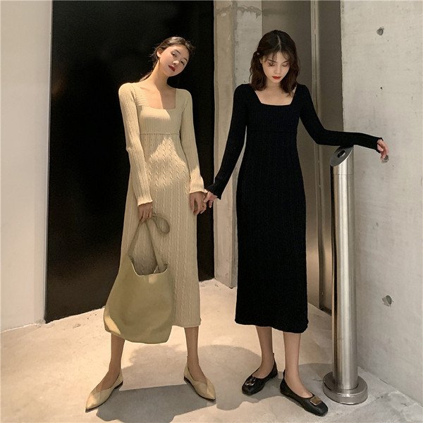 Дълга плетена рокля в бежов цвят с квадратно деколте