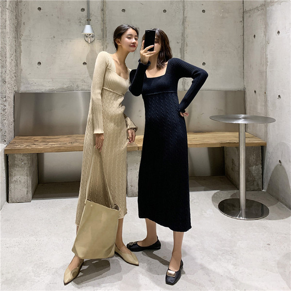 Дълга плетена рокля в бежов цвят с квадратно деколте