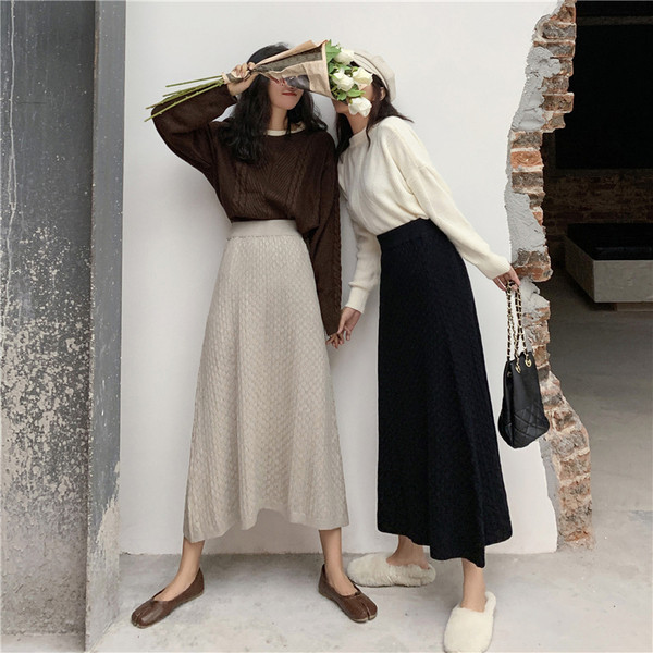 Дълга разкроена плетена пола с висока талия