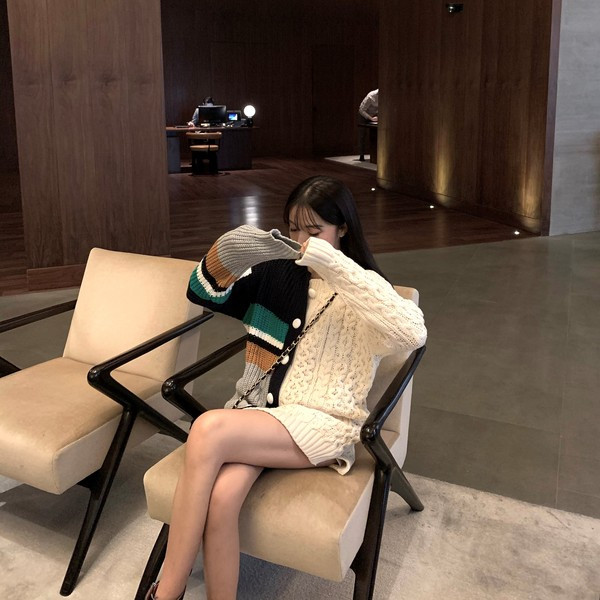 Дамска модерна жилетка с шарен десен и копчета