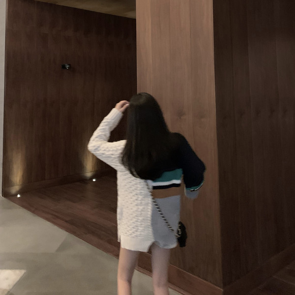 Дамска модерна жилетка с шарен десен и копчета