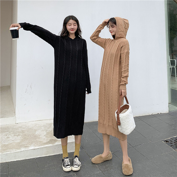 Дълга широка плетена рокля с качулка в черен и бежов цвят