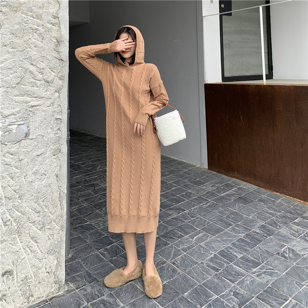 Дълга широка плетена рокля с качулка в черен и бежов цвят