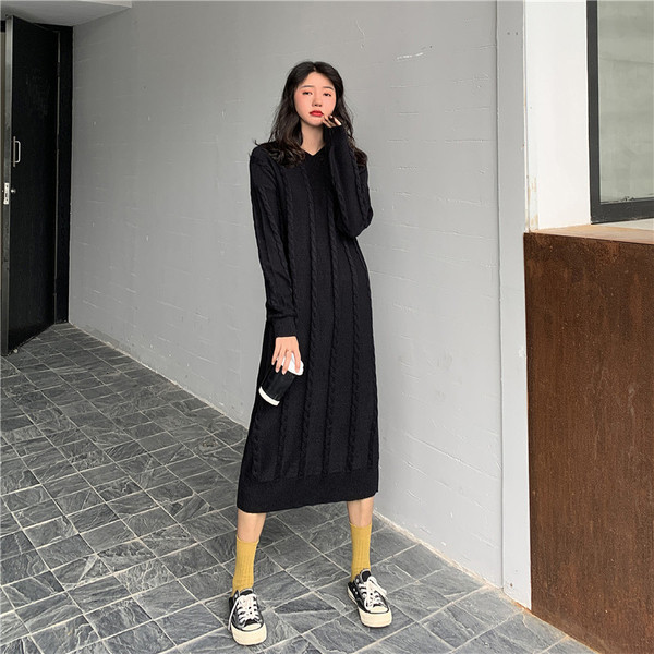 Дълга широка плетена рокля с качулка в черен и бежов цвят