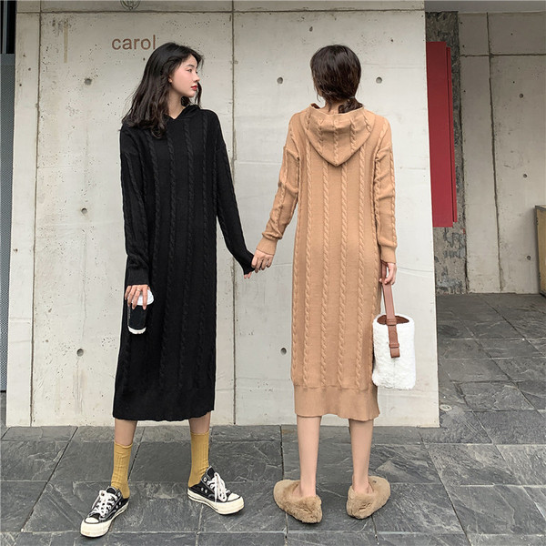 Дълга широка плетена рокля с качулка в черен и бежов цвят