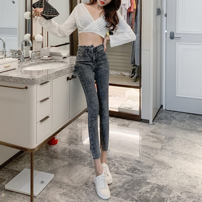 Ежедневни вталени дънки с асиметрично закопчаване в светъл цвят