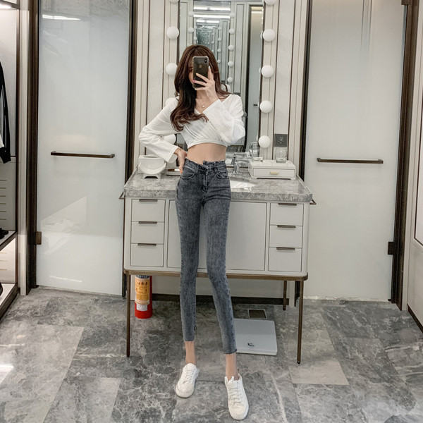 Ежедневни вталени дънки с асиметрично закопчаване в светъл цвят