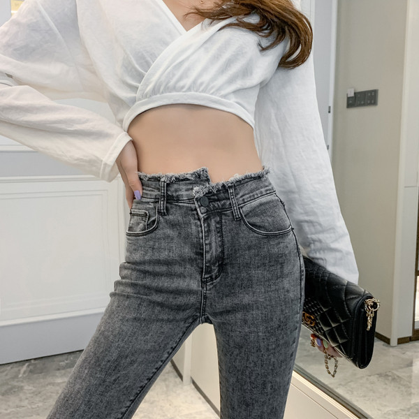 Ежедневни вталени дънки с асиметрично закопчаване в светъл цвят