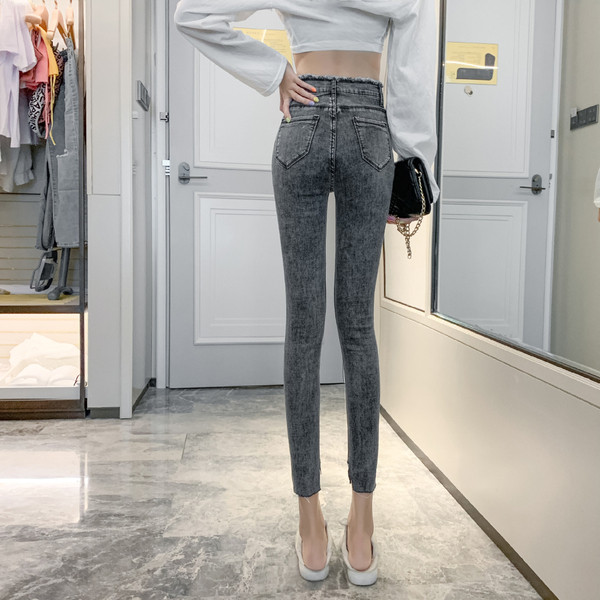 Ежедневни вталени дънки с асиметрично закопчаване в светъл цвят